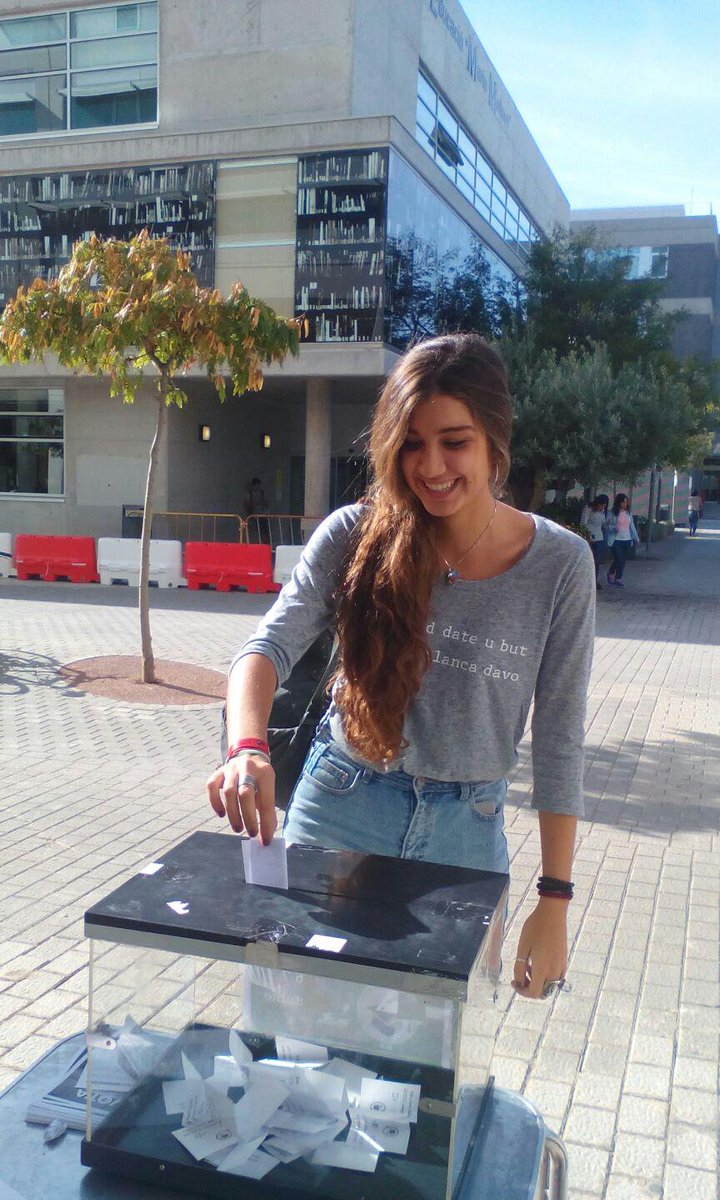 Referendum3mes2's tweet photo. Bon dia! La gent continua votant a Magisteri. #AlçaLaTeuaVeu, hui es l'últim dia per a fer-ho. http://t.co/D8QFBPpYLM
