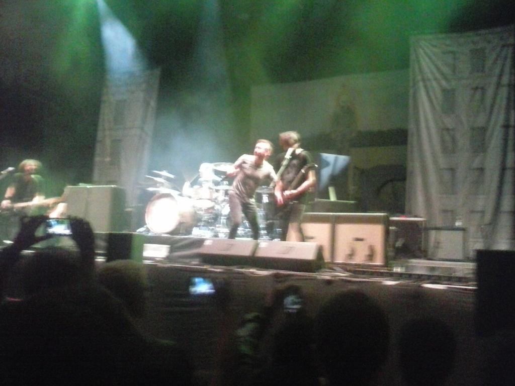 RiseAgainstESP's tweet photo. Y una foto un tanto borrosa de Tim colaborando con @berritxarrak ayer en Denak ez du balio! http://t.co/8ayjIl88r1