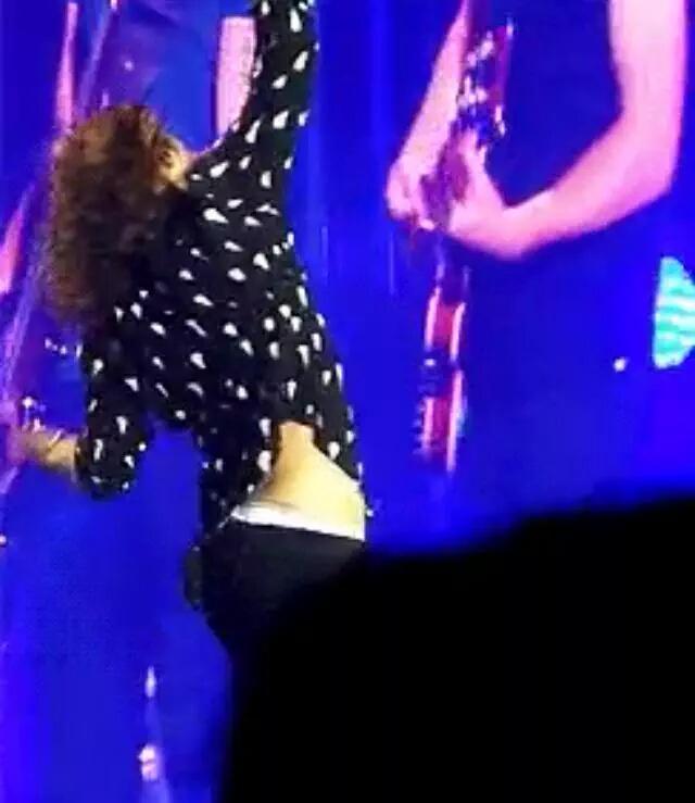 tommoisontop's tweet photo. but imagine harrys back arching up against louis' body as louis pounds into him from behind grabbing his long hair http://t.co/pUBQdG4X2D
