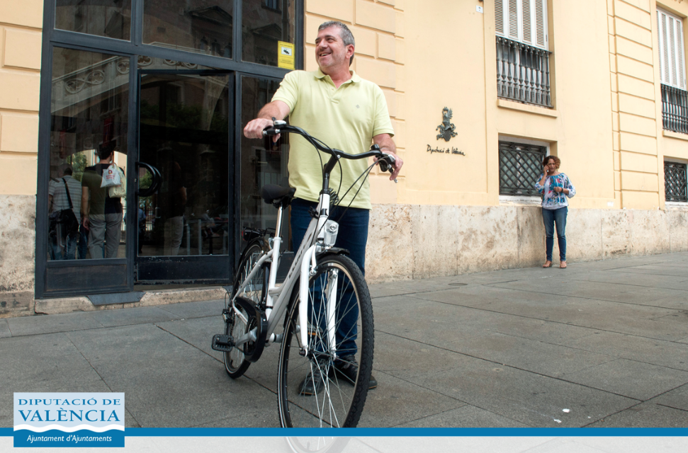 La nova Diputació posa bicicletes a la disposició del personal per a fer gestions de treball ow.ly/T4MRH