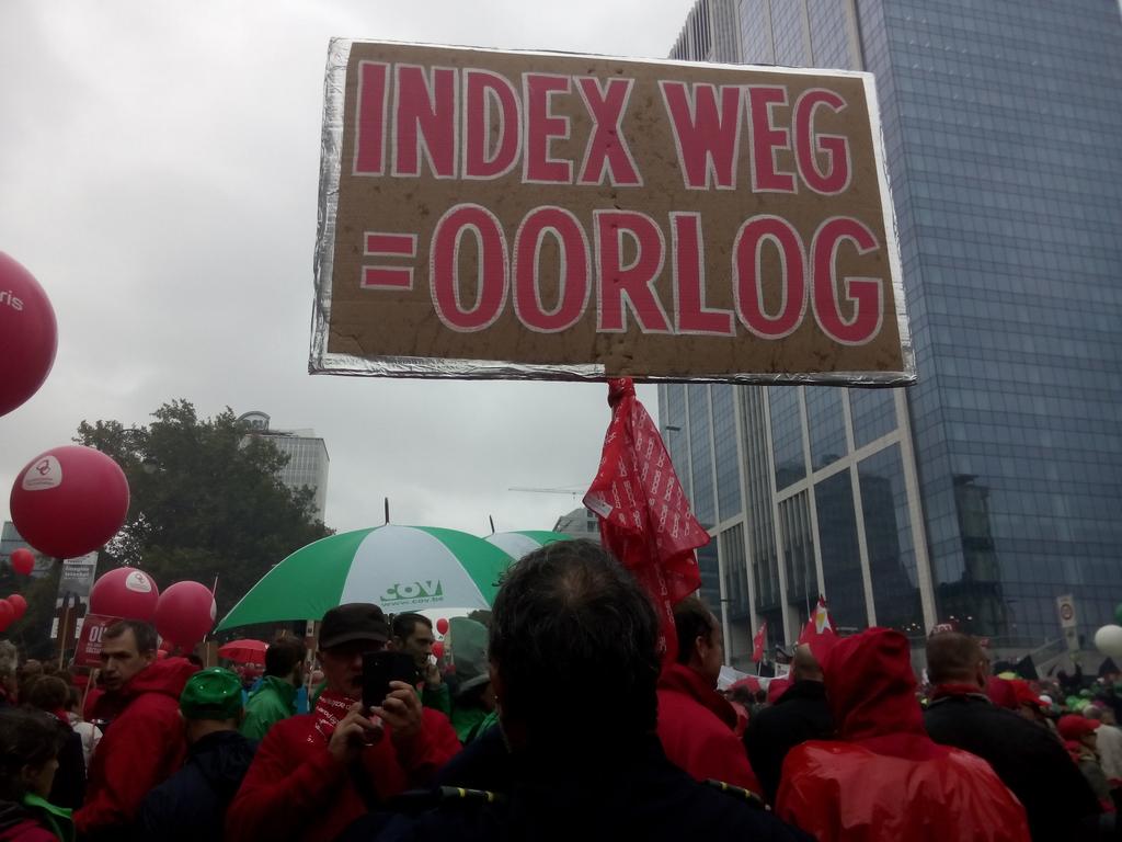 larsmeulenbergs's tweet photo. Massa volk! #7okt #genoeg #saveindex #solidarity #solidariteit #hetsociaalverzet #ecoislogisch #nationalebetoging http://t.co/YnJf7v2IyW