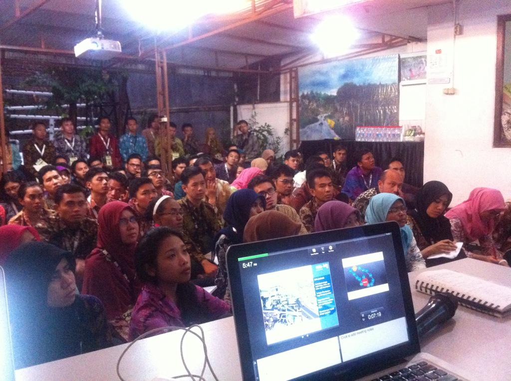 BCCF_bdg's tweet photo. "Karakter Kota Bandung berasal dari potensi kota, aktivitas, dan warganya" @fikisatari #KP43 @LPDP_RI http://t.co/ZWwUSvnPrj