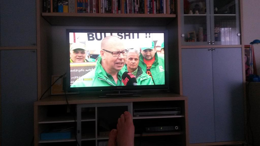 Dat protestbord achter Marc Leemans tijdens interview op tv. Daar is volgens mij niet goed over nagedacht.