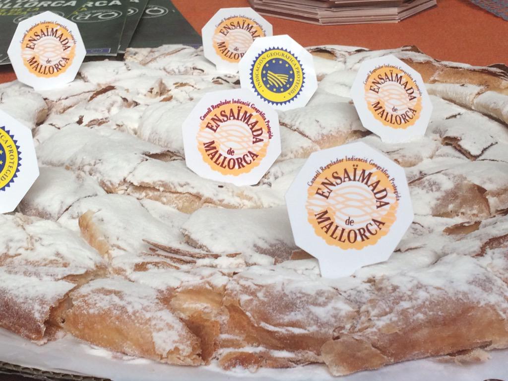 majogarciadoce's tweet photo. No se si decidirme por nuestros dulces o nuestros salados. #MallorcaFeelings #ensaïmada #llonguet #empiezanatentarme http://t.co/bRekAzGQ9U