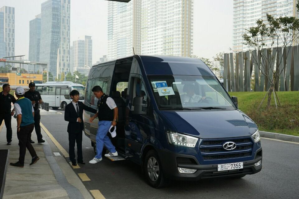 MegaFlux's tweet image. 오늘 송도에서 현대차 쏠라티 처음 봤는데 이뻐요!!!! 심지어 최경주 선수가 내리는 사진도 찍었어요!!! 이번 프레지던츠컵에 거는 기대가 큽니다! 올해 부단장 잘 하시고, 내년에는 단장하셔야죠ㅋ