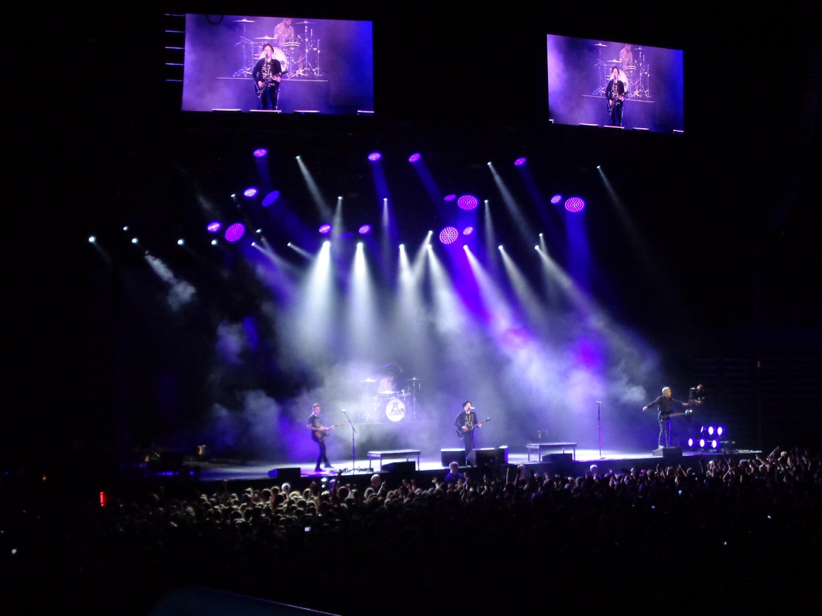Stralisemiai's tweet photo. #FallOutBoyBham @falloutboy http://t.co/YHbcDLtrB7