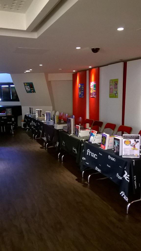 JDMOfficiel's tweet photo. #GPL2015 c'est le grand jour! Les auteurs vont bientôt arriver pour dédicacer leurs titres en compétition! http://t.co/r5qWcU44h9