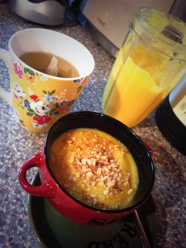 Aliceandrose5's tweet photo. #cleaneating #winterfood #soup #parsnips Roast parsnip &amp; apple soup topped with crushed walnuts, cup of green tea :-) http://t.co/34CYreAniw