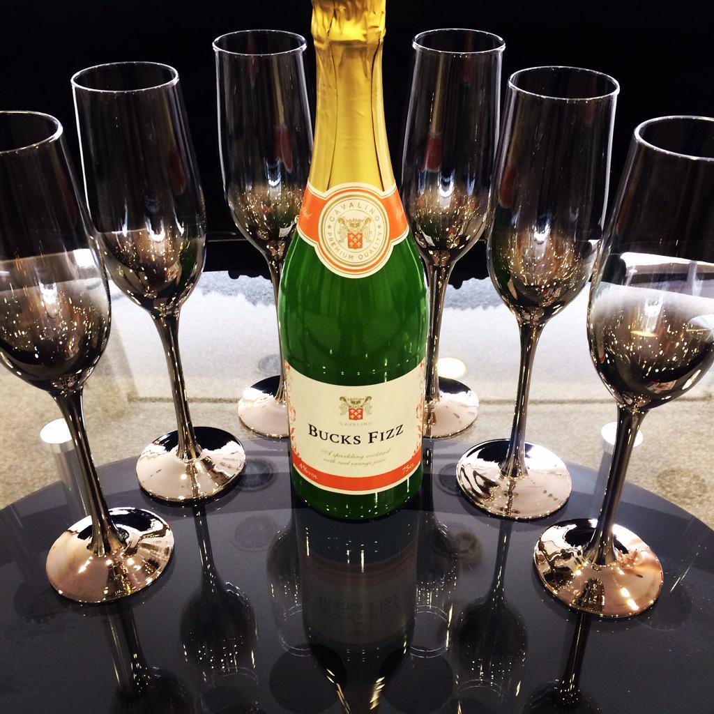 We never say no to a glass of #bubbles 🍸 #hampshirebridalshop #weddingdress #sayyestothedress #WeddingWednesday