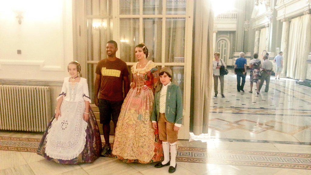 perefuset's tweet photo. He perdut el compte de les falleres que aprofiten les portes obertes de l'Ajuntament per fer-se fotos dins #falles http://t.co/unTggdhRMr