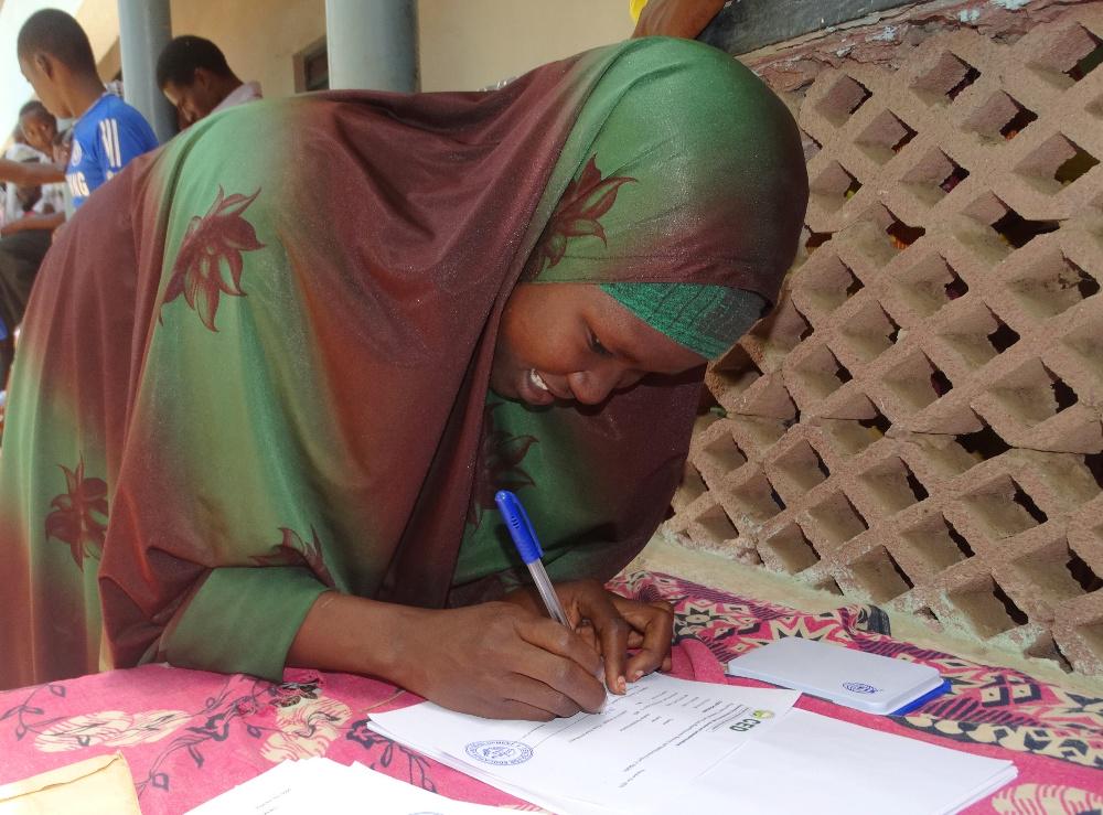 ced_org's tweet image. Youth beneficiaries from #Jowhar receiving #CashGrants 4 Enterprise Development  #CYBERS project @stability_fund