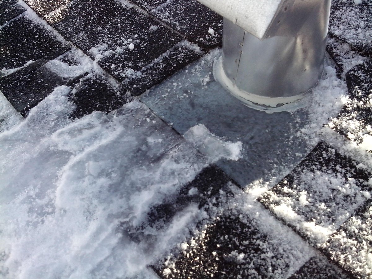 DIY Roof Maintenance Checklist Part 6 (with photos). #DIY #Roofing #Maintenance #Repair grscanadainc.com/DIY_Roof_Maint…