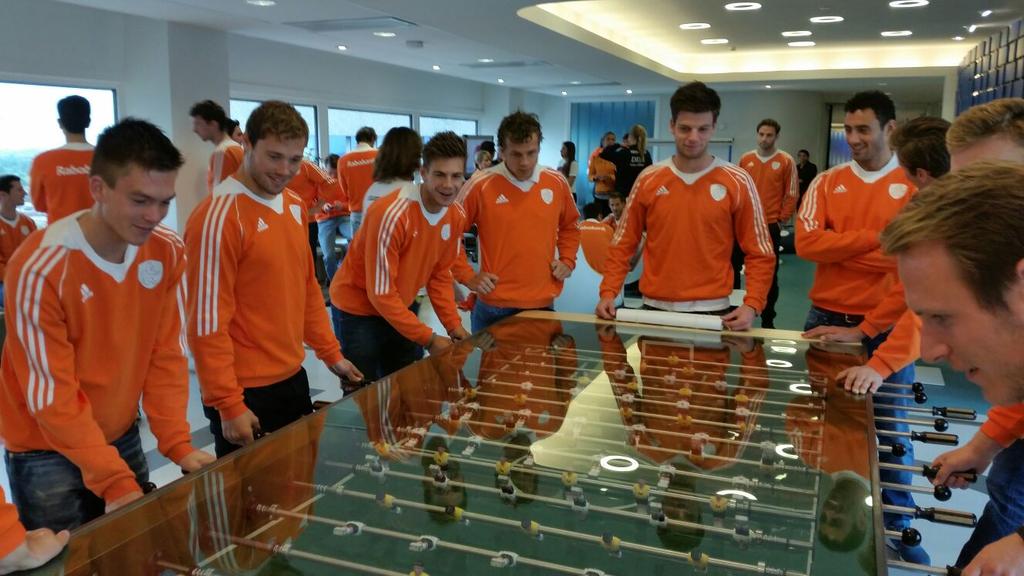 Denkfabriek's tweet photo. Nederlands hockey elftal bereidt zich voor op wedstrijd tegen Lucky Ajax.  #oranjehockey #ajax #emma150jaar http://t.co/uPi9b1trUQ