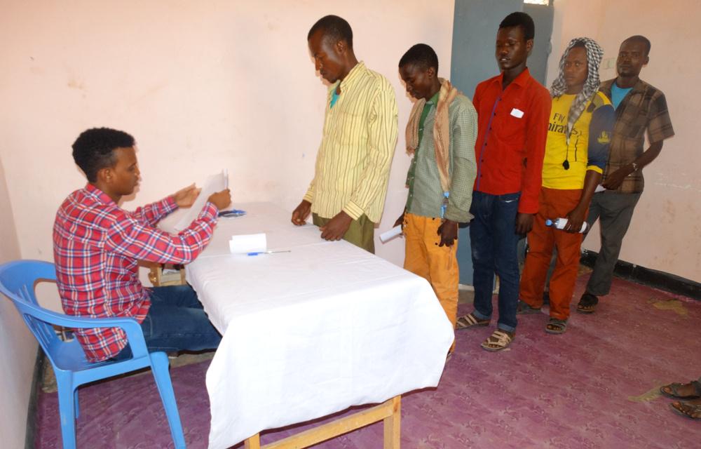 ced_org's tweet image. Youth beneficiaries from #Jowhar receiving #CashGrants 4 Enterprise Development  #CYBERS project @stability_fund