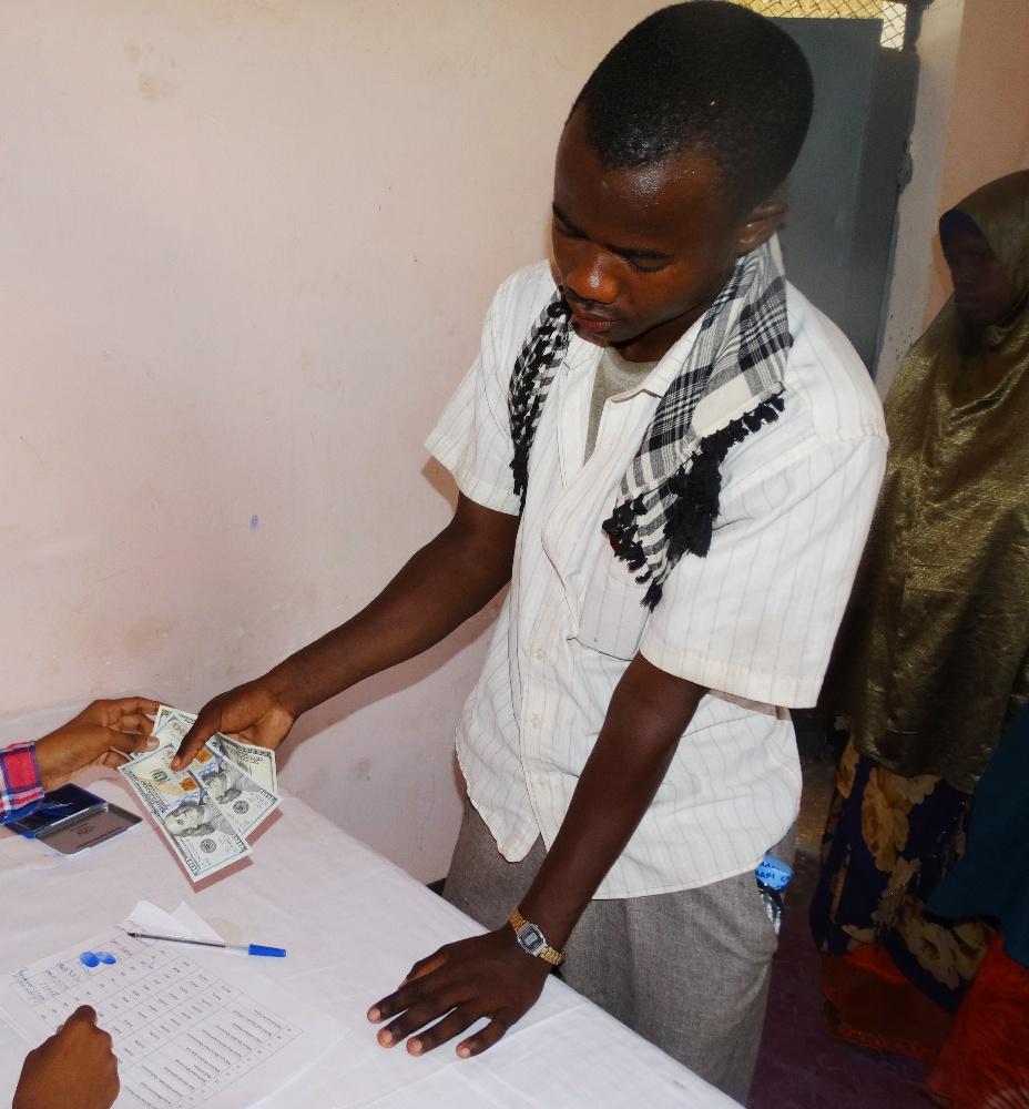 ced_org's tweet image. Youth beneficiaries from #Jowhar receiving #CashGrants 4 Enterprise Development  #CYBERS project @stability_fund