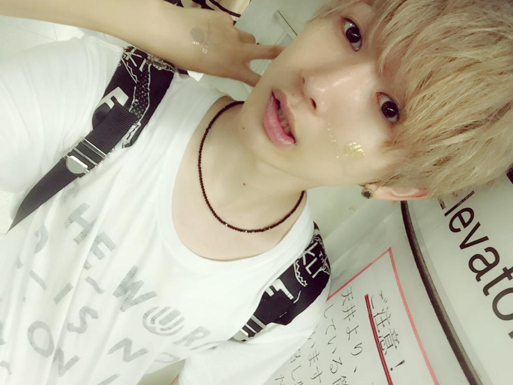 naoppp221099's tweet photo. UVERworldのLIVE最強でした！！！！！！

めっちゃ熱いLIVE！！！！！！
初参戦だったけど必ずまたLIVE行く✨✨

20歳最後の日、最高の思い出が出来ました(*´ω`*)💓 http://t.co/y5DnPmWlXC