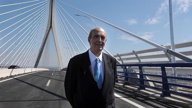 Javier Manterola, Ingeniero de Caminos del 2º puente de Cádiz ow.ly/T6838 vía <a href="/licitacivil/">licitacivil 👷🏻‍♂️🛣</a>