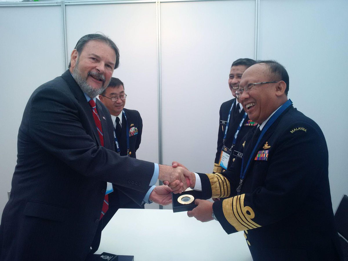 tldm_rasmi's tweet photo. @ChiefofNavy with @USNavy; International Program Office #NIPO #SeaPowerConference2015 #SPC2015 @1MinDef http://t.co/BKuW7GBmZL