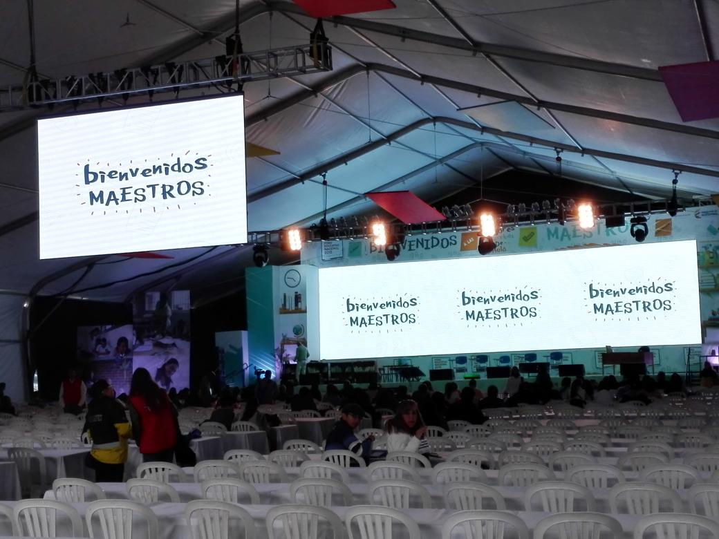 vicsaavedraM's tweet photo. Más de 1000 docentes compartirán experiencias en nuestro #ForoEducativo
Bienvenidos Maestros @Mineducacion http://t.co/Ba6oYi40l8