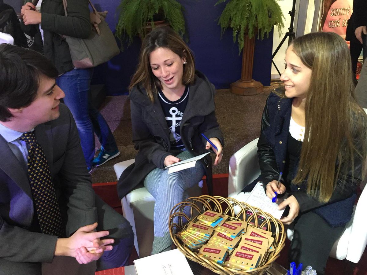 guyeryregules's tweet photo. Las estudiantes de Derecho Stephanie y Lucía conversan con @javiernapo de @guyeryregules en la #ExpoFeriaLaboralUCU http://t.co/XkjvJwBzVj