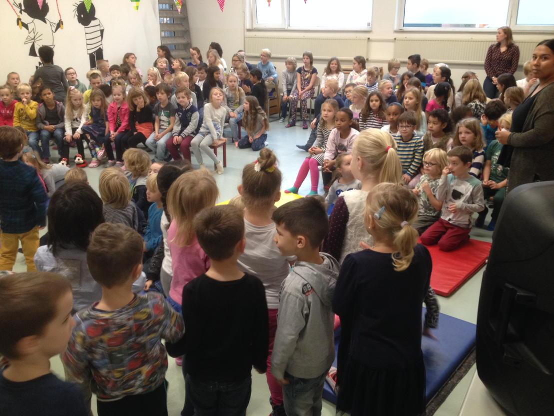 MontessoriSchdm's tweet photo. Wij blikken terug op een geweldig mooie opening van #Kinderboekenweek. Onze kinderen waren weer zo leuk als publiek! http://t.co/meGPStbPgs