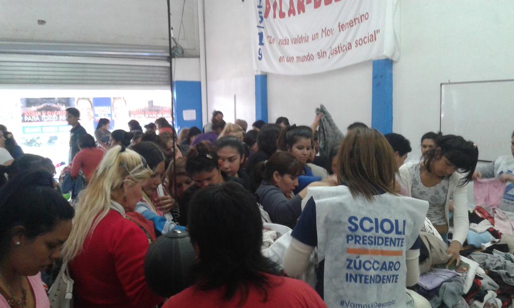 flaviabustaman2's tweet photo. Junto a los vecinos ropero comunitario en Ctro Vecinal Int Dr H Zuccaro @CampsMaria @angelesbcampos @CarmenZuccaro http://t.co/PineEgyLya