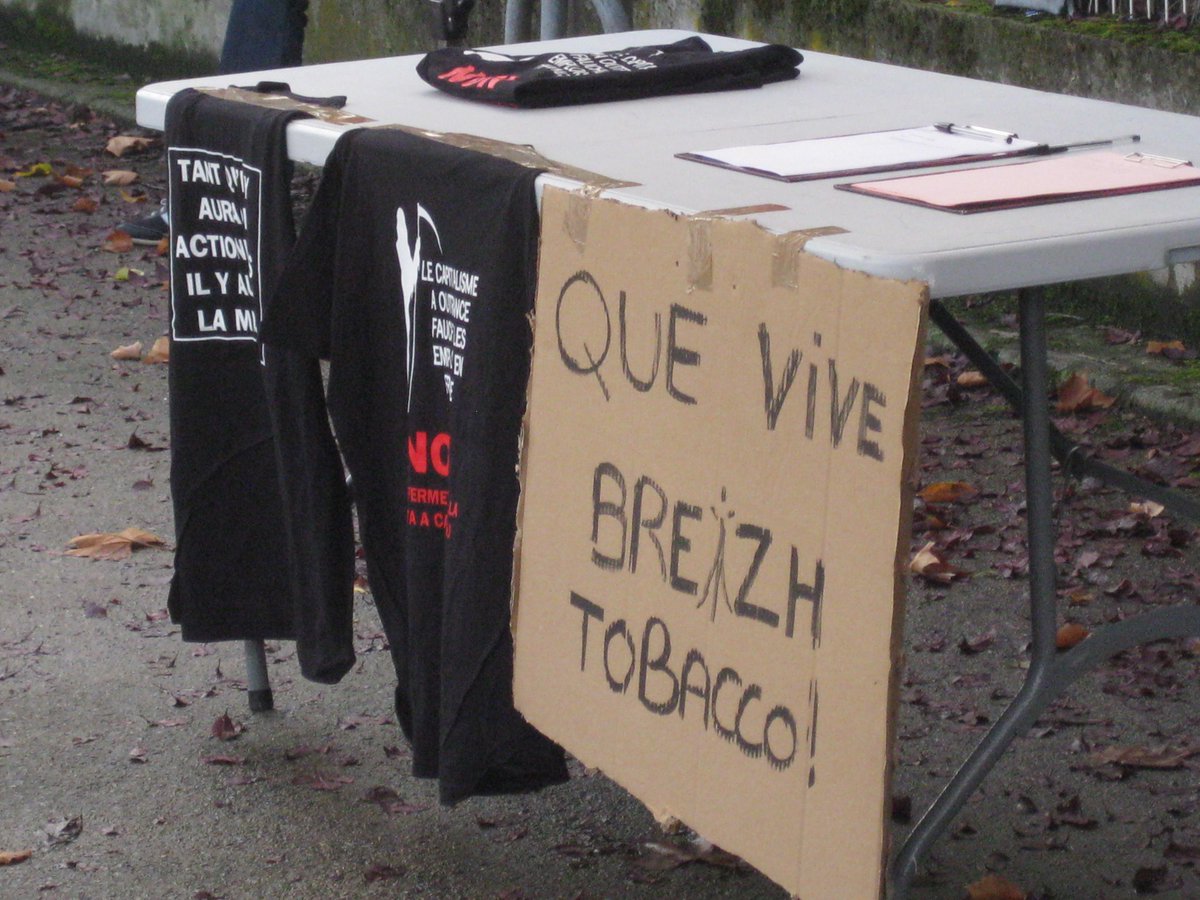 NilCaouissin's tweet photo. Skeudennoù ar vodadeg e Kerc'hfaou - Images du rassemeblement à #Carquefou
#Seita #BreizhTobacco #emploi #implij http://t.co/7F62OdUjAJ