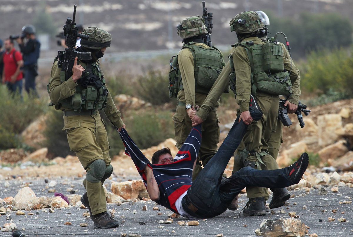 Watch the moment Israeli infiltrators throw stones with Palestinians then draw guns &amp; attack ow.ly/T8l2Z