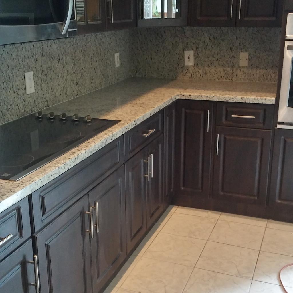 Laminated Dallas Wight with full backsplash.***LOW PRICE**FREE ESTIMATES**call (786)724-9667