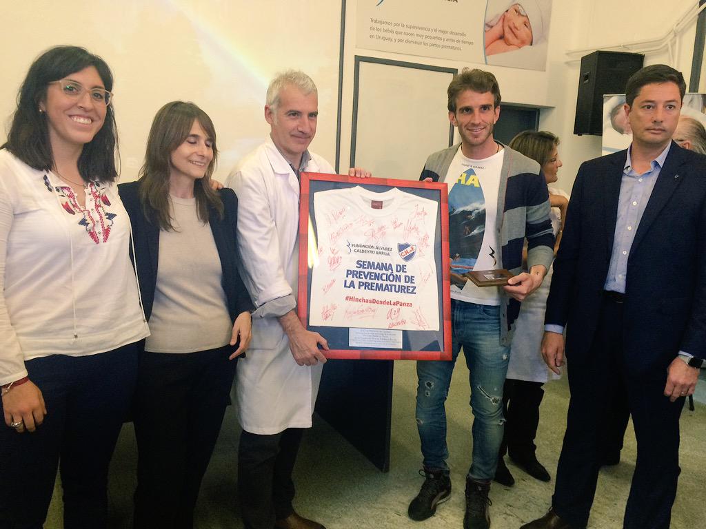 Nacional's tweet photo. La Fundación Álvarez Caldeyro Barcia reconoce a #Nacional por la campaña @HinchasDLPanza ¡¡Gracias!! http://t.co/w9Si5qlsO4