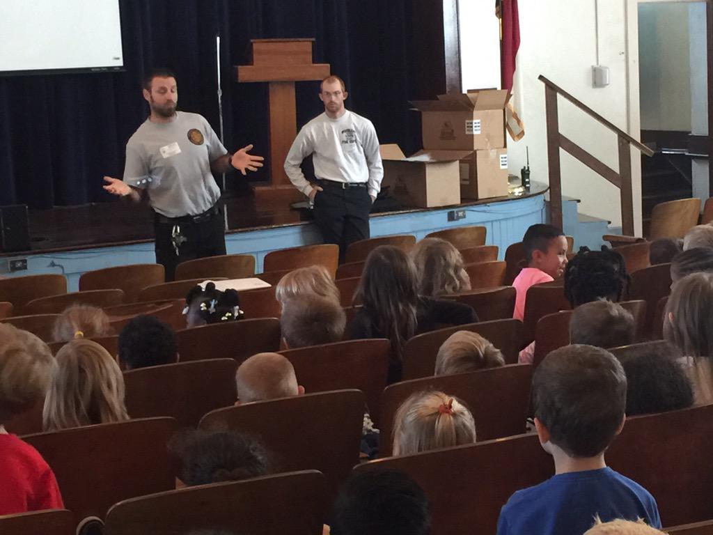 TatumMissy's tweet photo. Woodleaf Fire Dept visiting with our Kinders!  @Woodleaf_Eagles @ELEM_Rowan http://t.co/TZnV1nWoNT