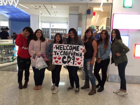 CD9Updates's tweet photo. Fans en el aeropuerto( LAX) esperando por la llegada de los chicos 10/7
#CD9ENUSA
-G✨ http://t.co/Qnx1W80mpx