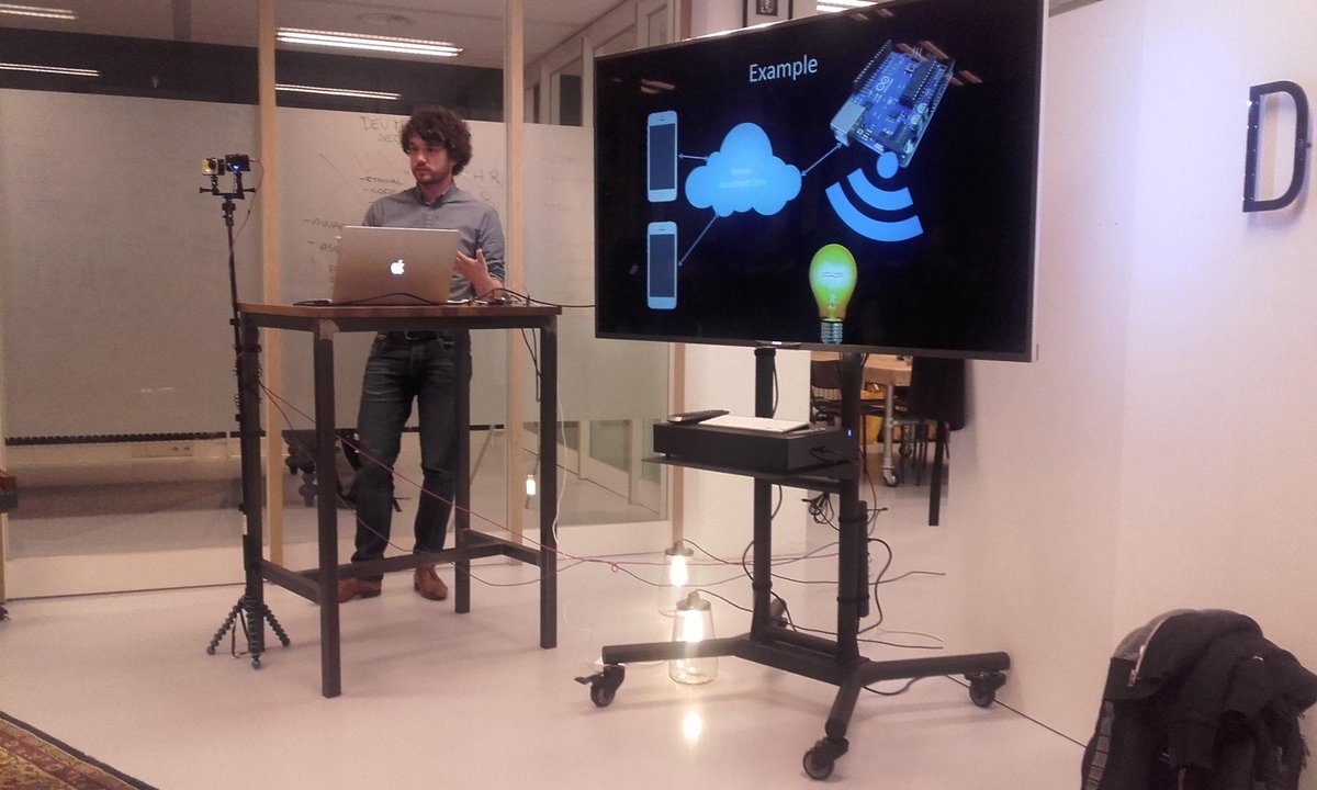 johanbijlsma's tweet photo. Jort laat zien hoe je een licht schakelaar kunt maken via MQTT voor home automation #codecannoli http://t.co/mYGLmfbQIM