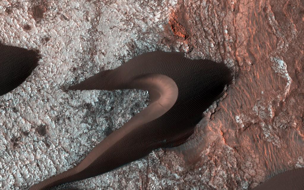 AstrobiologyMag's tweet photo. All Along the Fractures-
The High Resolution Imaging Science Experiment (HiRISE) ... - http://t.co/EHx6VbziR1 http://t.co/YQgg0qiBiA