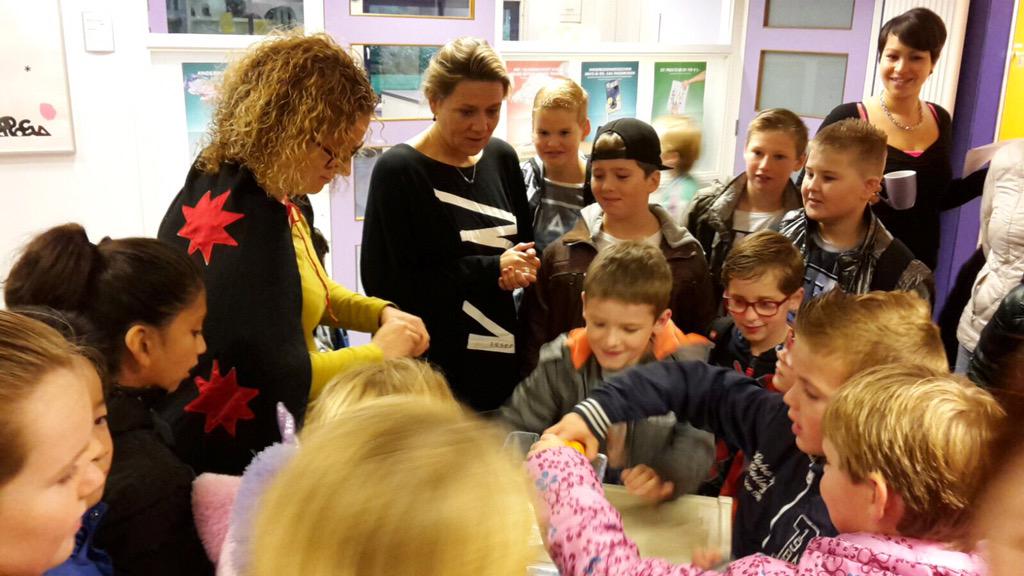 Opening Kinderboekenweek 2015. Drijft een mandarijn of niet? Ja en nee!  #KBW15 #raarmaarwaar