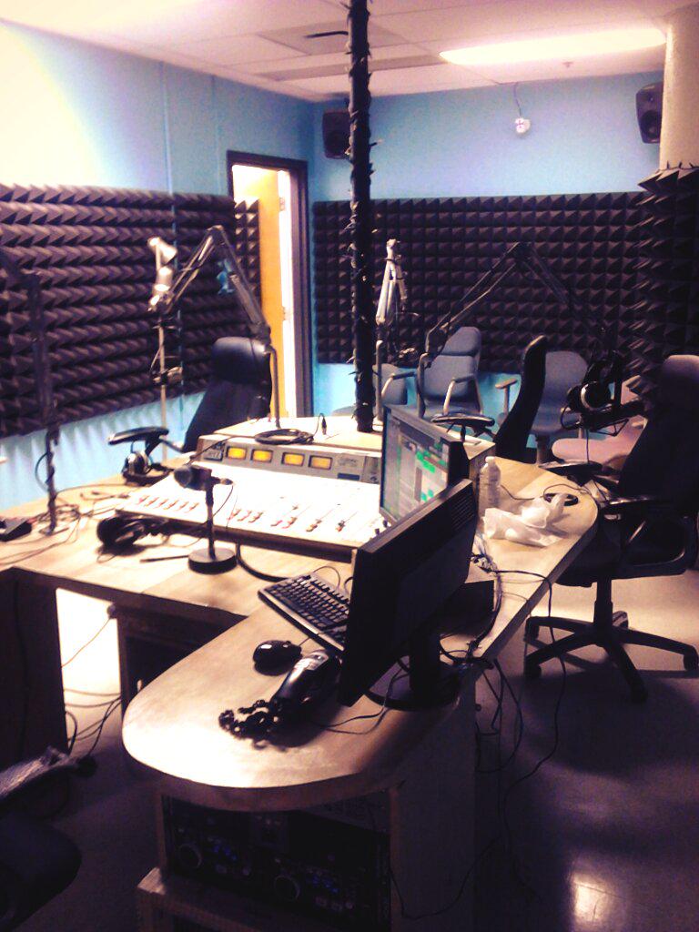 MondeBouge's tweet photo. Dès 11h, on envahi le studio de @CHYZ943 ! Soyez là ! http://t.co/tZvtuebvcD