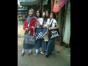 Fhenifhenoy's tweet photo. Kalian luar biasa :* @NJUUSSS @HaffyAmelyaa http://t.co/v2UqcHmRo8