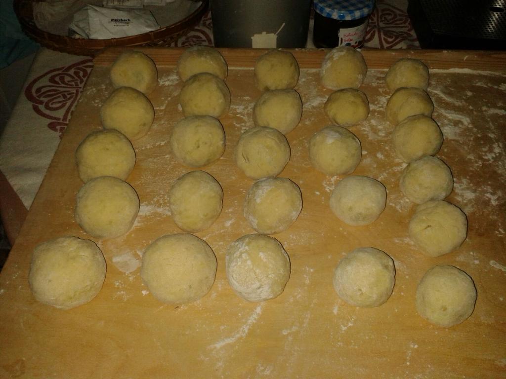 jelinek008's tweet photo. Zwetschgen Knödel http://t.co/oICzVrLvGD