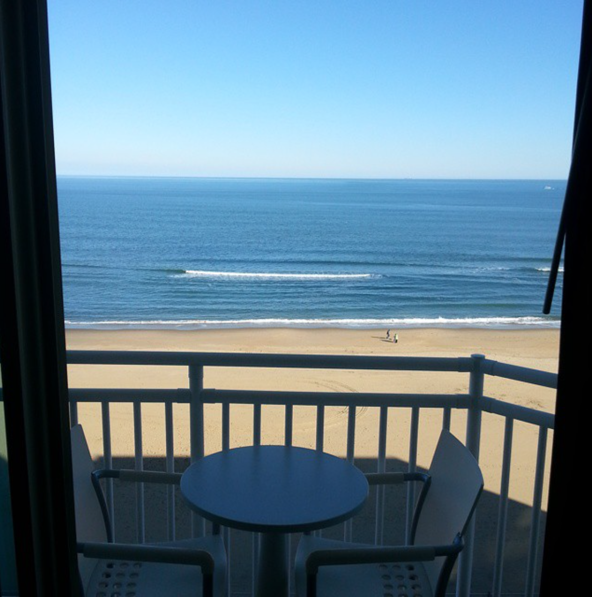 VABeachResorts's tweet photo. Ocean views are better than ever in the fall at @HGIbeachlife (Photo: @wsgowing) http://t.co/KCaudush3U