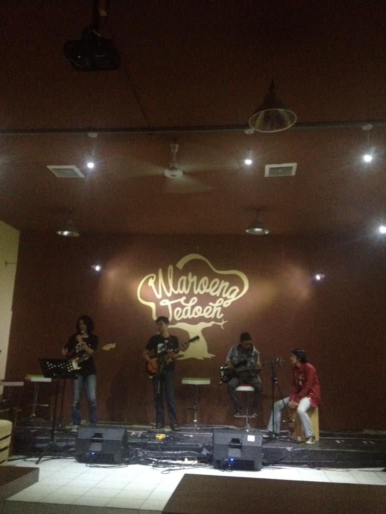 Now playing Jimi Hendrix - Voodoo's Child cover by <a href="/veinrovsound/">veinrov</a> #SenandoengTedoeh pt.2