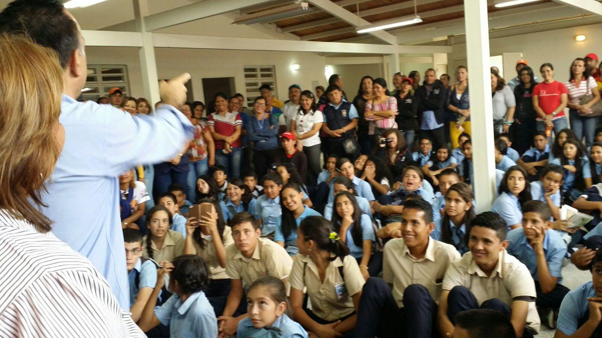 15.000 jóvenes se formarán como preparadores estudiantiles en los liceos del país bit.ly/1PimlTI