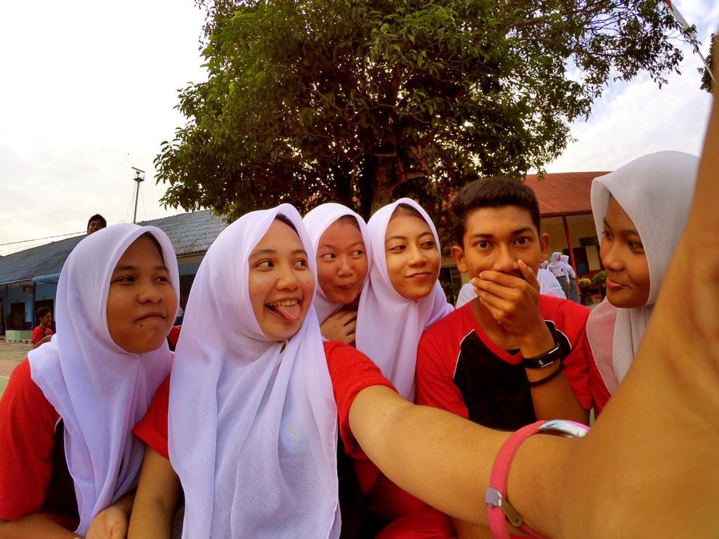 alfin__muhammad's tweet photo. Suatu saat nanti aku bakalan rindu di masa masa ini (SMA) 🙇 #Xiaomi #sekolah http://t.co/hzhHjxEBFQ