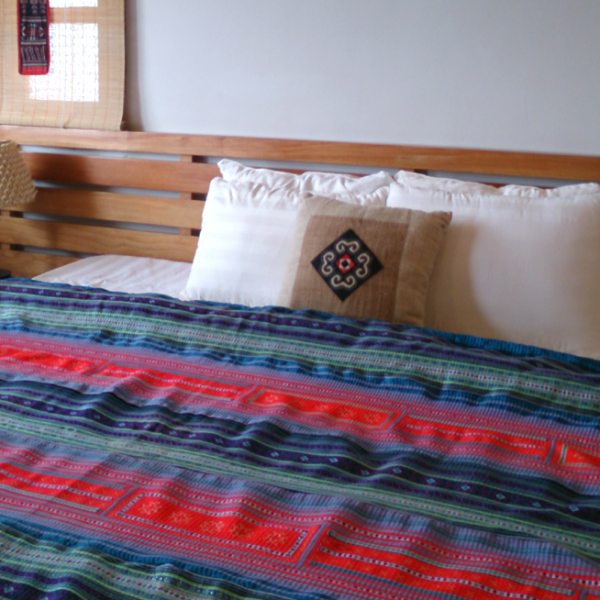 hmongrooms's tweet photo. ✪モン族ハンドメイドマルチカバー✪
アジアンテイストなマルチカバーで、寒い季節もお部屋の中はエスニックで暖かなムードに♪♪
��ファー掛け、ベッドカバー、どちらでも
http://t.co/NpYEO67k9W http://t.co/dfQ3f5BQzf
