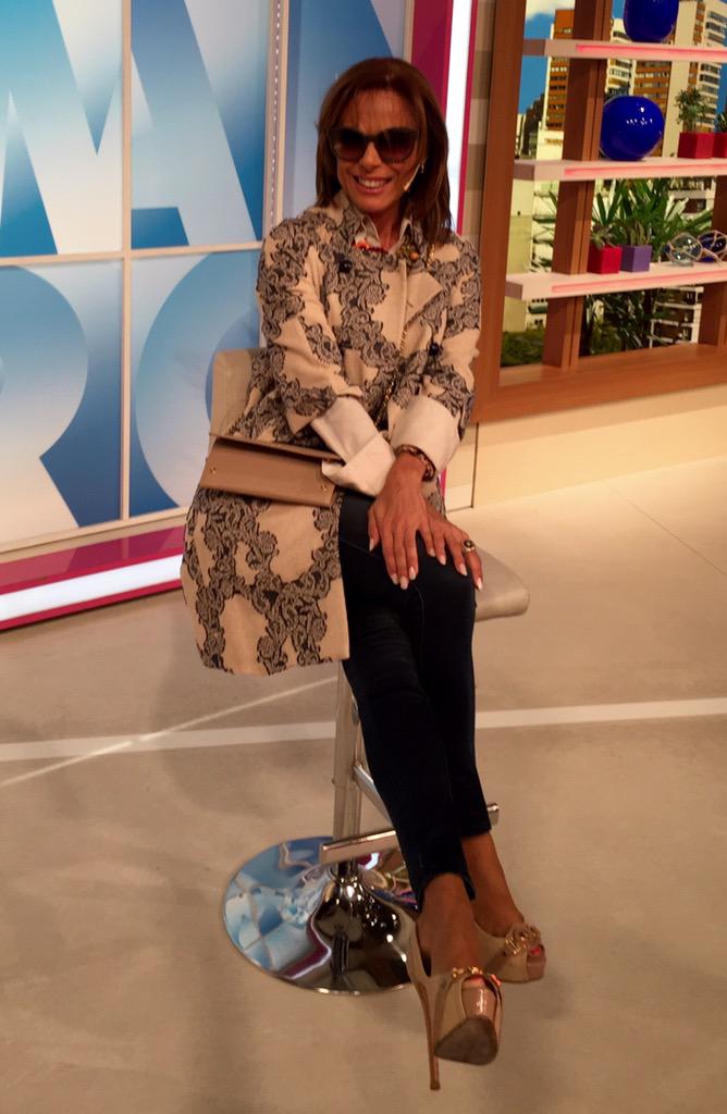 ilianacalabro1's tweet photo. Ya en @DesayunoTV con @PamelaDav peino @crisrey_style make up @loouure SaveriodiRicci @Prada lentes, sobre http://t.co/0YFmAdCIXO