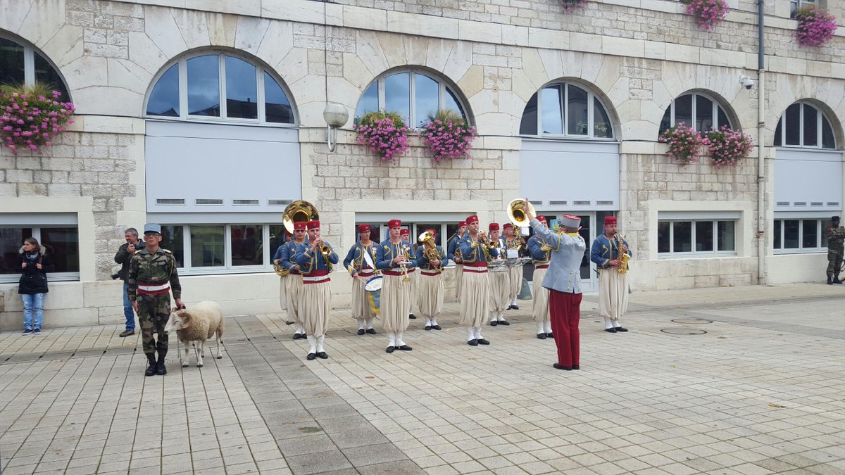 armeedeTerre's tweet photo. En présence de Messaoud, la Nouba du #1RTir se prépare pour la prise d’arme de 18h 🎺🎶🎼🎵 http://t.co/UEZ14aKm9y