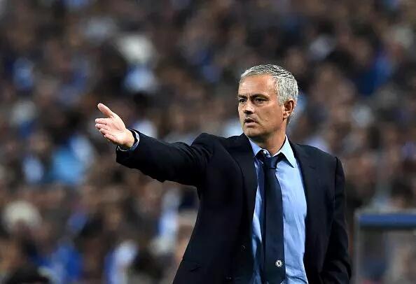 AtemOnline's tweet photo. Decisión difícil. Al Chelsea le costaría £37.5M despedir a José Mourinho. http://t.co/V8HnOhgwFG