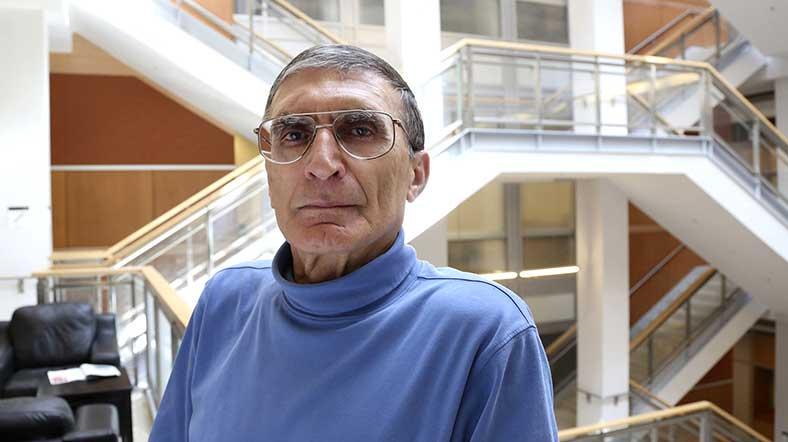 haydoot's tweet photo. Aziz Sancar demişler de bu bildiğin Fringe dizisindeki William Bell. http://t.co/dqQmvuAFPB