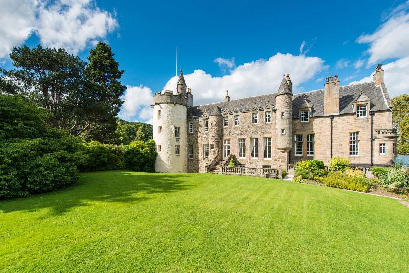 MansionGlobal's tweet photo. #Chinese buyers are pursuing a uniquely #European property type: the castle http://t.co/SKqEWfKwCH http://t.co/HwjgZcW9NR