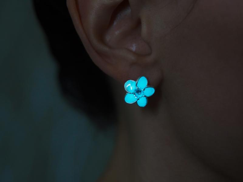 MadamIris's tweet photo. Glowing Earrings Frozen Flower: http://t.co/nVztkvdd8p
#FlowerEarrings #GlowingEarrings #Glowing #Etsy #EtsyGifts http://t.co/TttE3P8mga