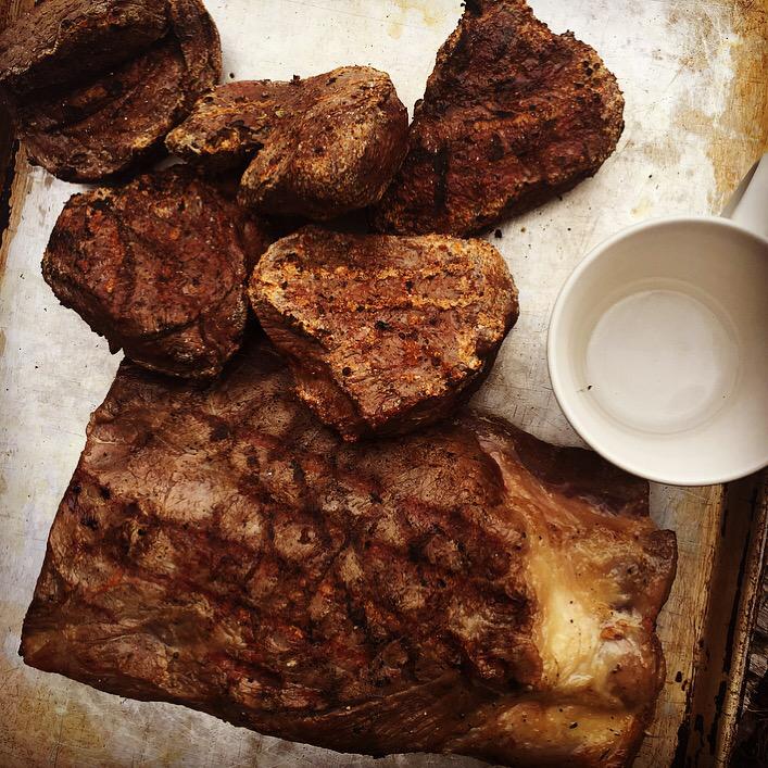 EtenMetMara's tweet photo. Syrco Bakker bedenkt met Canadese chefs een gerecht met Alberta Beef. Hier de bloedserieuze voorbereidingen. http://t.co/SGhYHqUjlD